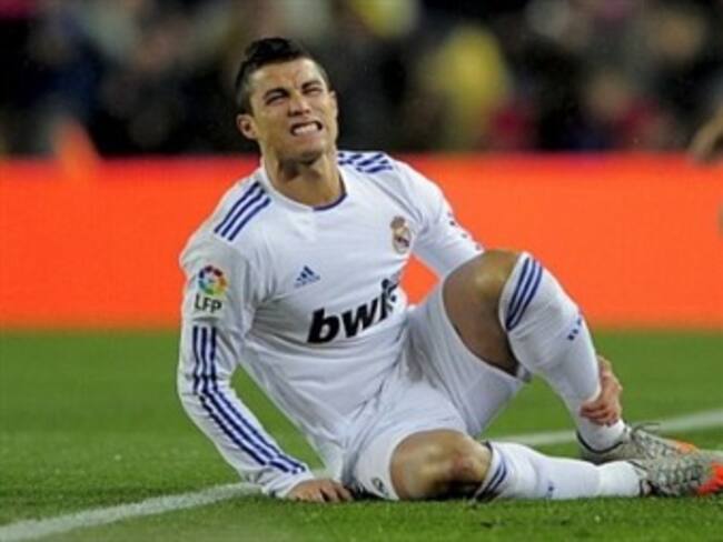 Juega Cristiano Ronaldo con molestias en la pierna
