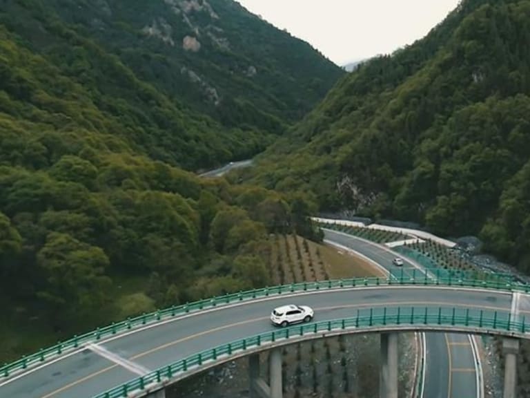 Sí se puede; China inaugura autopista sin cortar un solo árbol