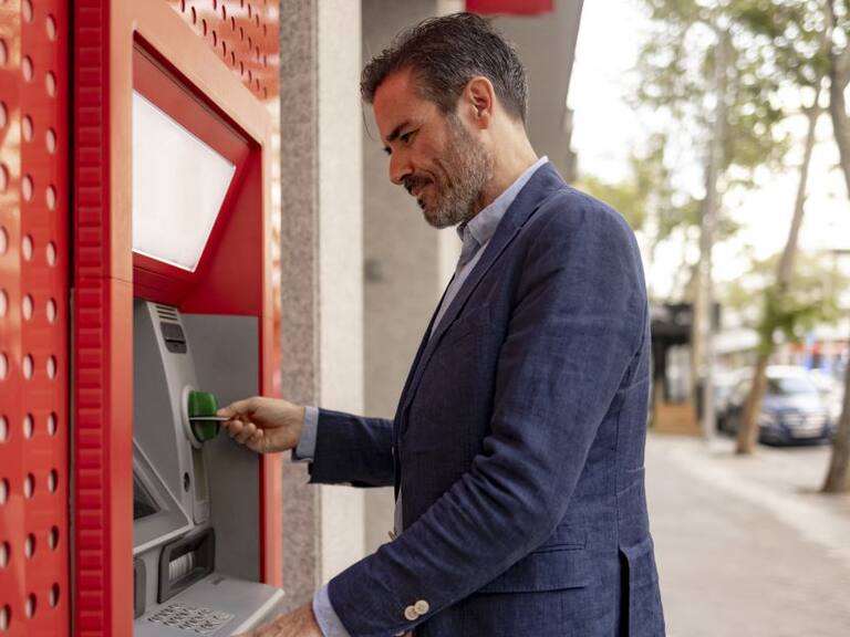 Realizar un retiro en un cajero diferente al del usuario puede generar una comisión desde $8.62 M.N: hasta $27.00 M.N