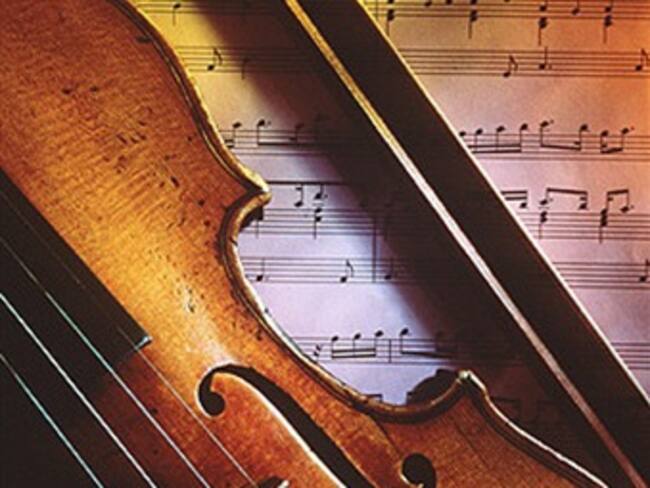 Músico olvida violín de 1.5 mdd en un tren