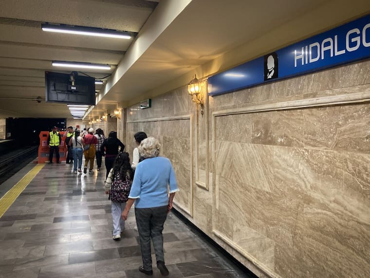 Metro pagó 56 mil pesos por los candelabros en la estación Hidalgo.