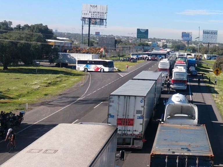 Caos en autopista México-Pachuca por bloqueo de transportistas