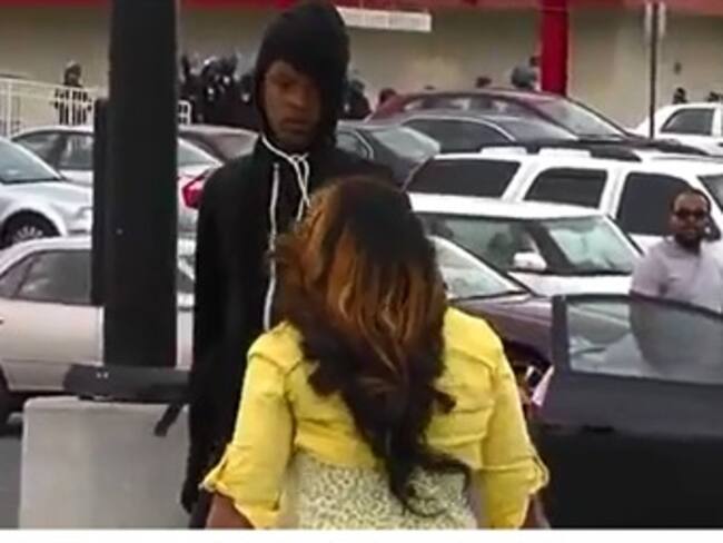 Madre arremete contra hijo por participar en disturbios de Baltimore
