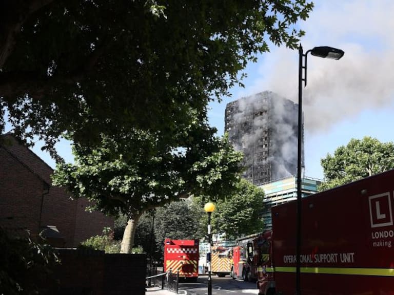 Incendio en edificio de Londres deja al menos 6 muertos y 64 heridos