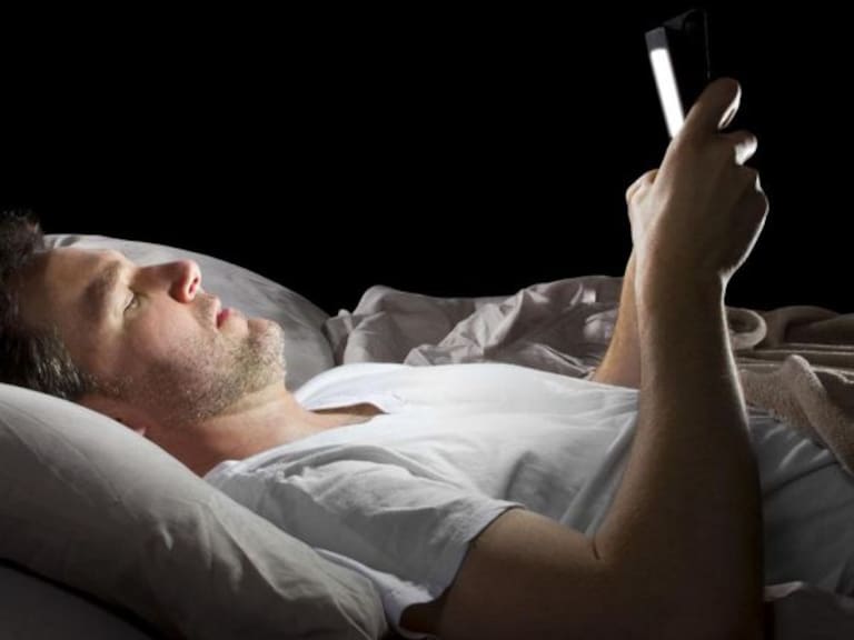 5 consecuencias de usar el celular antes de dormir