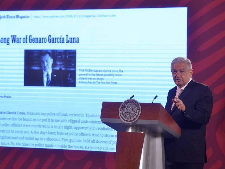 Andrés Manuel López Obrador, presidente de México, durante conferencia matutina, mostró la nota "La larga guerra de Gerardo García Luna" del periódico The New York Times.