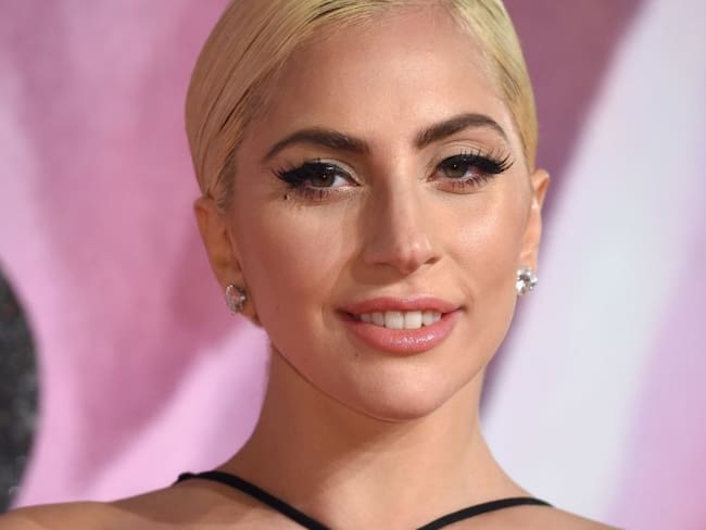 Lady Gaga desafía la censura para sorprender a sus fans