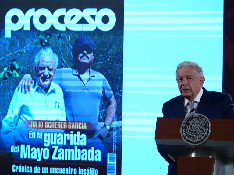 CIUDAD DE MÉXICO, 06AGOSTO2024.- Andrés Manuel López Obrador, presidente de México, muestra el artículo sobre la entrevista al Mayo Zambada escrito por el entonces periodista Julio Scherer García, durante la conferencia de prensa matutina en la que se presentó el informe quincenal en materia de seguridad.
FOTO: GALO CAÑAS/CUARTOSCURO.COM