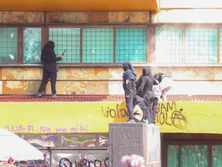 Entran encapuchados a la UNAM: detonan explosivos y roban equipos en CU
