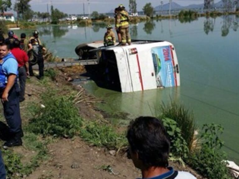 Cae autobús en aguas negras de la Laguna de Xico