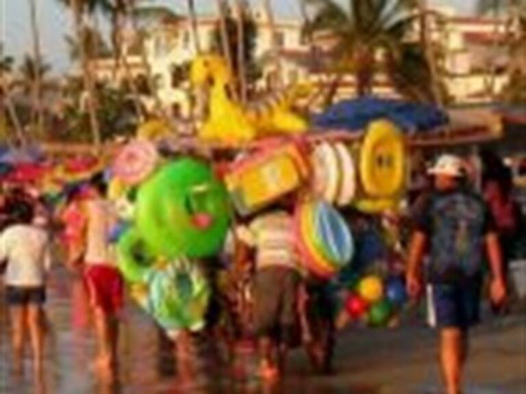 Masajes, trencitas, pan y otras cosas se venden en las playas de México