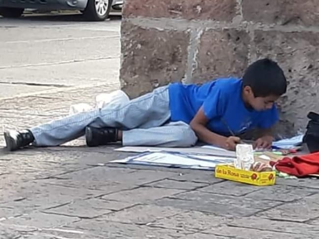 Esfuerzo por superarse; niño estudia mientras vende dulces y se hace viral