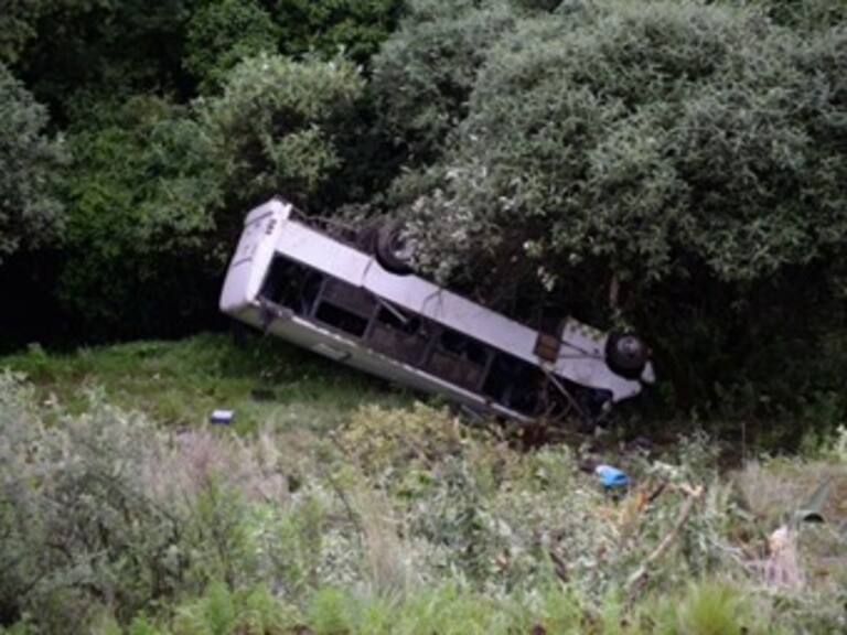 Deja 3 muertos, caída de autobús en Edomex
