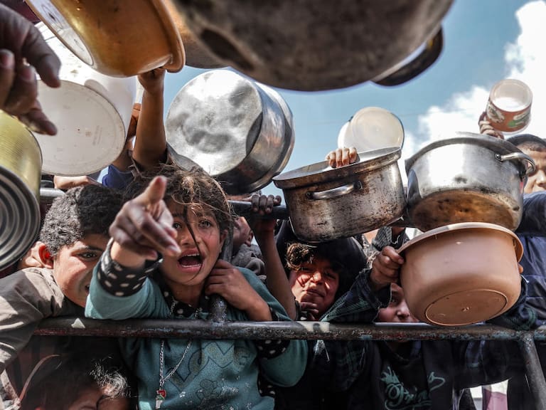 Niños y niñas en Gaza claman por un poco de alimento.