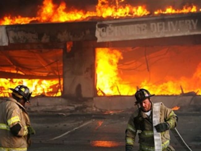 Mueren dos bomberos tras colapsar edificio en Chicago