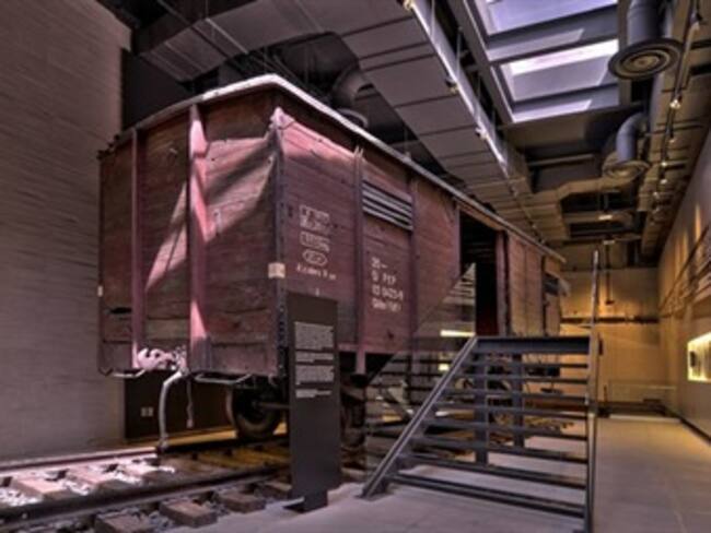 Muestra fotógrafo su visión del campo de concentración de Auschwitz