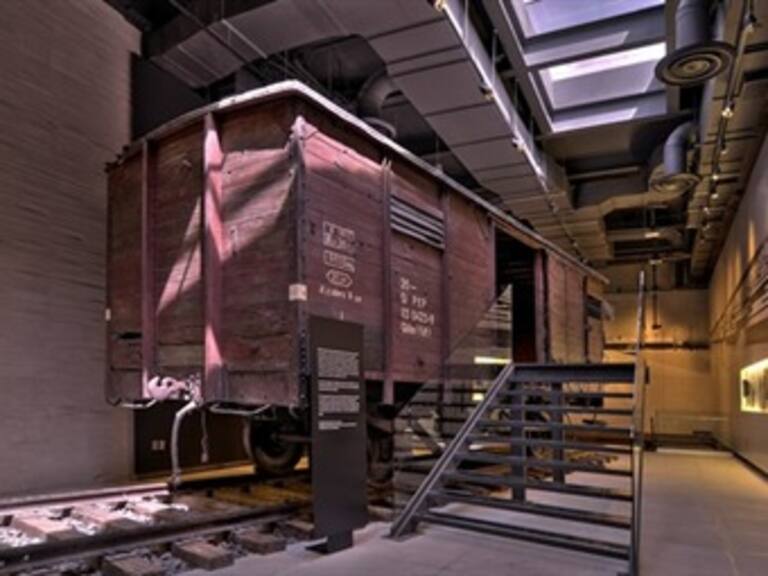 Muestra fotógrafo su visión del campo de concentración de Auschwitz