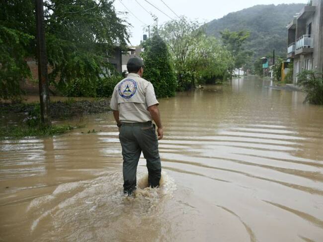 Después de Willa limpian calles de Vallarta y monitorean ríos