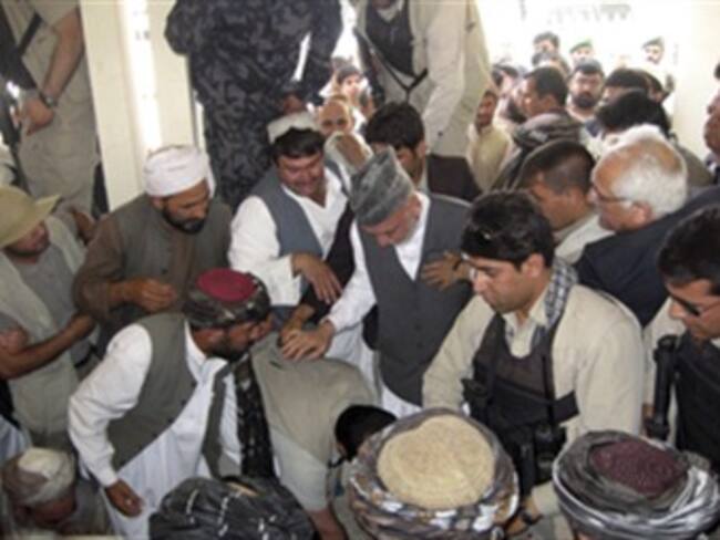 Presidente afgano da último adiós a su hermano asesinado