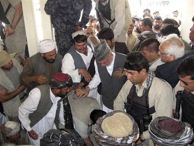 Presidente afgano da último adiós a su hermano asesinado