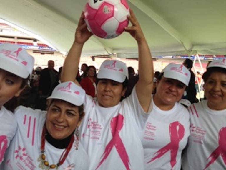A la cancha el 'balón rosa' contra el cáncer de mama