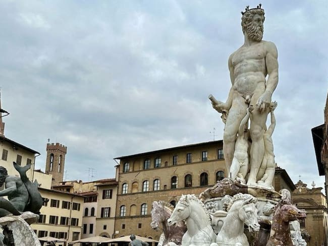 Despedida de soltera termina en vandalismo en icónica plaza de Florencia y daños en la Fuente de Neptuno