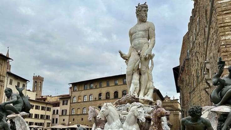Despedida de soltera termina en vandalismo en icónica plaza de Florencia y daños en la Fuente de Neptuno
