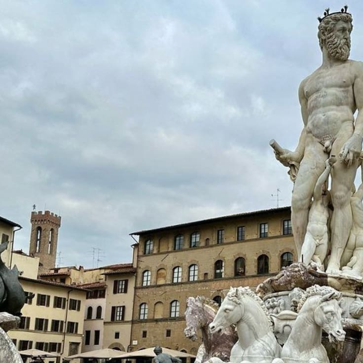 Despedida de soltera termina en vandalismo en icónica plaza de Florencia y daños en la Fuente de Neptuno