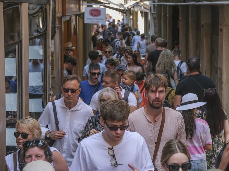 El turismo masivo afecta a habitantes de ciudades como Venecia, Italia/(Photo by Stefano Mazzola/Getty Images)