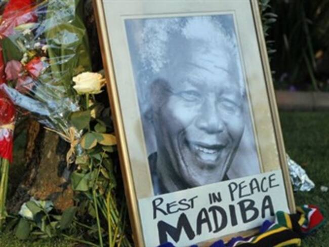 Ocupan miles de personas el estadio para asistir al funeral de Mandela