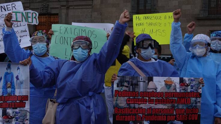 Continúan protestas de personal de salud afuera de Palacio Nacional