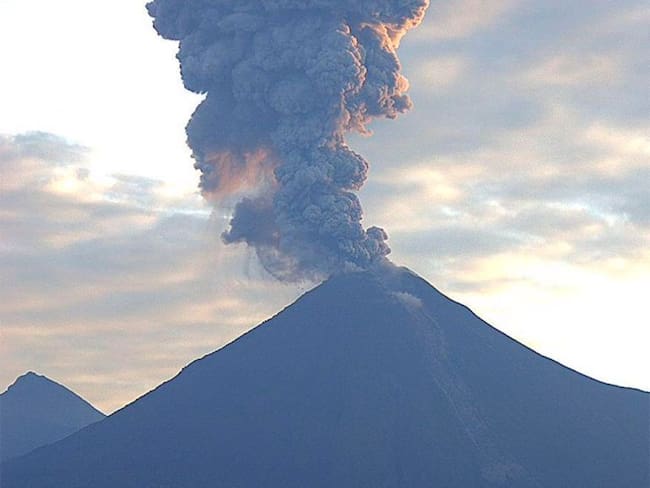 Vigila actividad del volcán de Colima