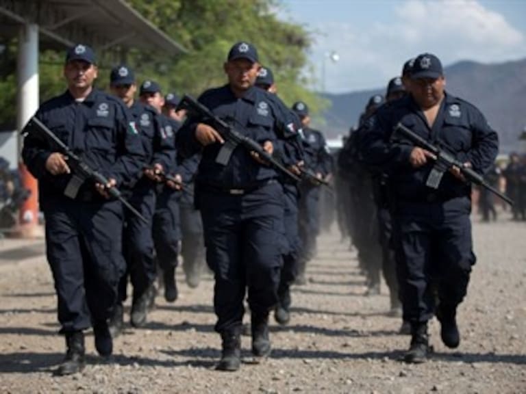 Toman protesta otros 112 policias rurales en Michoacán