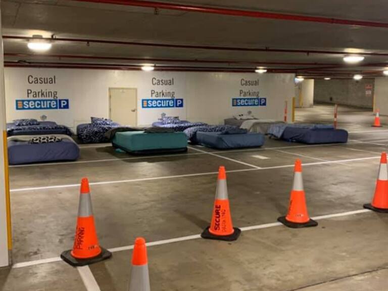 Grandes ideas; en estacionamiento ponen camas en las noches para indigentes