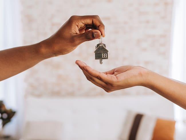 ¿Cómo comprar tu primera casa en México sin endeudarte de más? Guía y checklist de financiamiento
