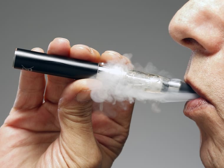 AMLO firma decreto para prohibir vapeadores, cigarros electrónicos y calentadores de tabaco.