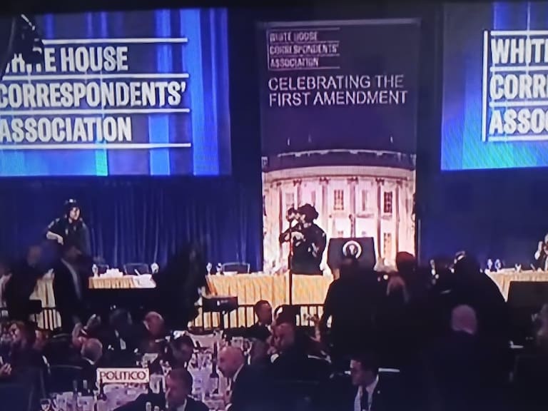 Se presume un intento de atentado durante la Cena con Corresponsales anual de la Casa Blanca, el presidente Trump, su esposa y altos funcionarios fueron resguardados.