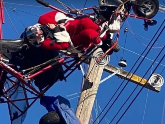 &quot;Santa Claus&quot; es rescatado después de enredarse en unos cables de luz