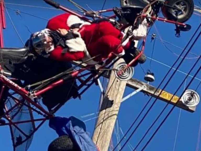 &quot;Santa Claus&quot; es rescatado después de enredarse en unos cables de luz