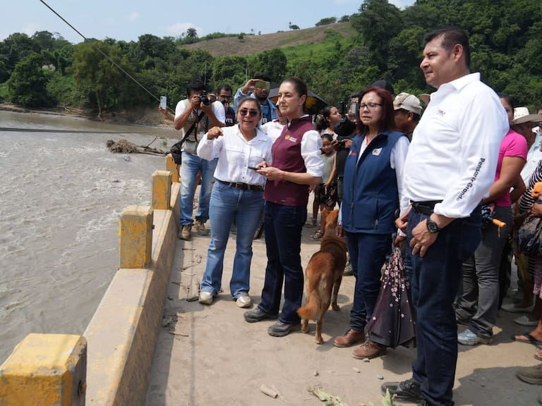 Claudia Sheinbaum, presidenta de México, encabezó la supervisión de las labores de limpieza, reconstrucción y entrega de ayuda a los damnificados afectados por las lluvias y deslaves, que afectÓ varias comunidades de la Sierra de Puebla. La acompaño el mandatario poblano Alejandro Armento. FOTO: PRESIDENCIA/CUARTOSCURO.COM