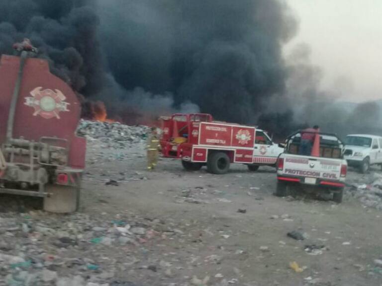 Suman más de 14 horas del combate al incendio en basurero de Tala