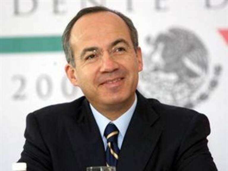 Corrige Calderón su discurso hacia empresas