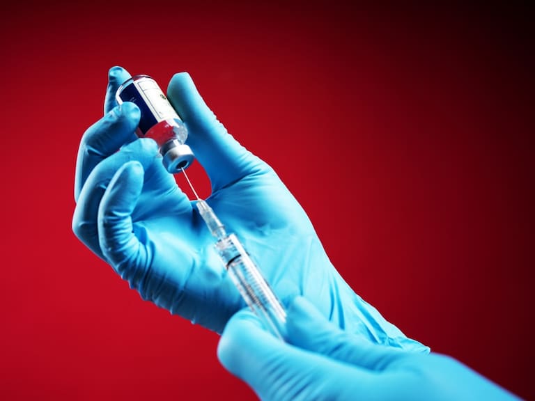Alerta Cofepris sobre venta ilegal de vacuna contra COVID-19 en redes
