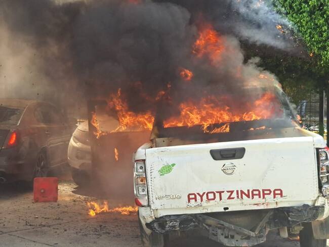 Normalistas de Ayotzinapa vandalizan Congreso de Guerrero