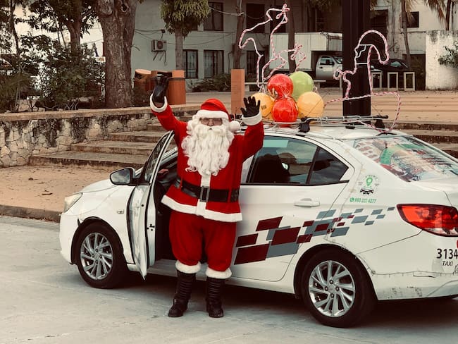 Santa Claus taxista recorre municipios de Tabasco para entregar juguetes a niños necesitados