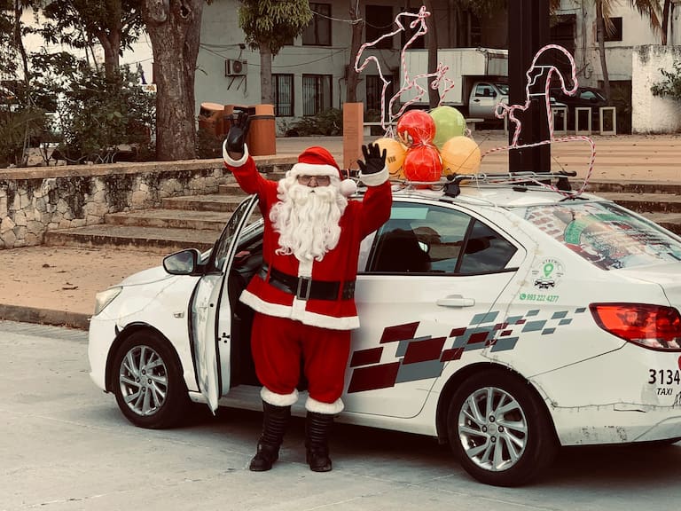 Santa Claus circula por las calles de Villahermosa desde hace 15 años repartiendo juguetes en taxi