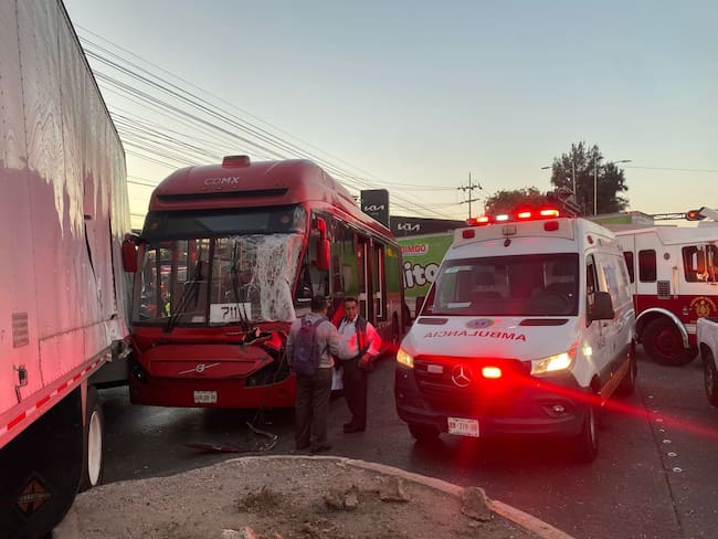 Choque de Metrobús y tráiler deja 11 lesionados en la GAM