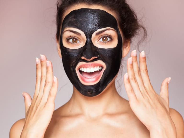 La famosa mascarilla de carbón podría estar afectando tu piel