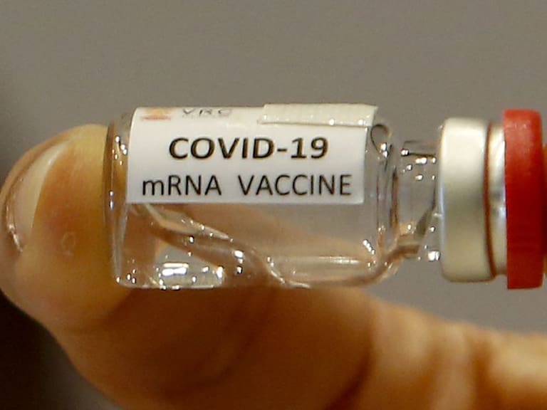 Suman 17 vacunas como candidatas para combatir COVID-19: OMS