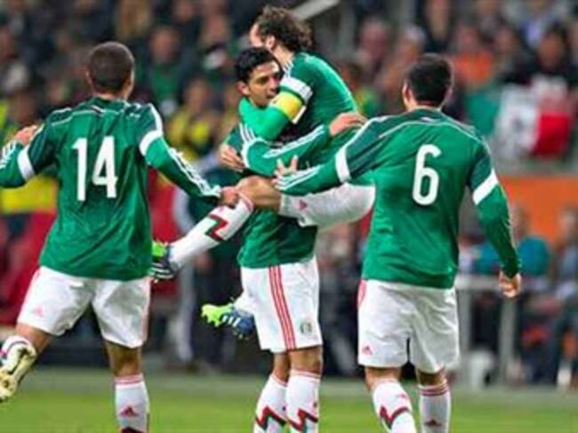 Doblete de Vela y gol de Chicharito contra Holanda